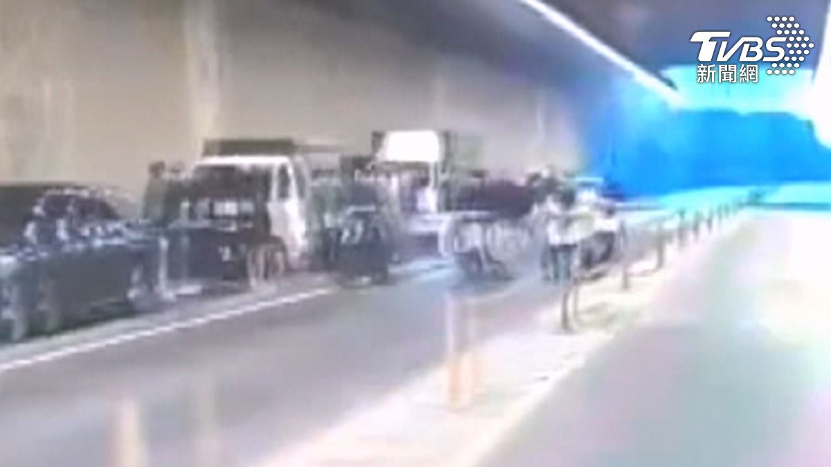 影音/隧道內翹孤輪競速!飆車族靠貨車當「運兵車」躲查緝 4嫌落網