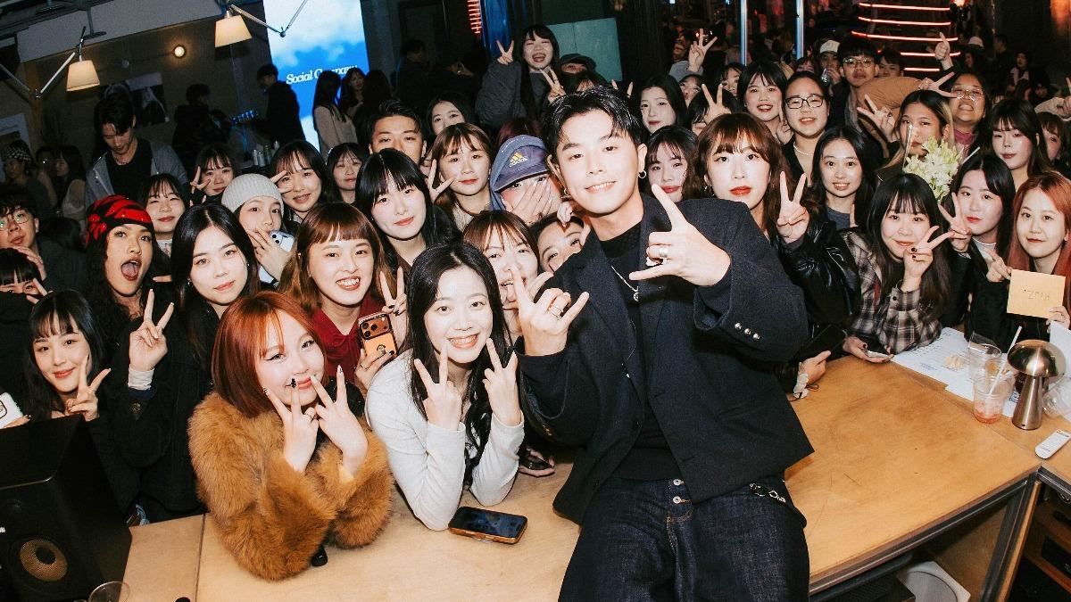 HowZ快閃信義區開唱「放送調香+簽名」 突曬怒摔手機影片嚇壞網