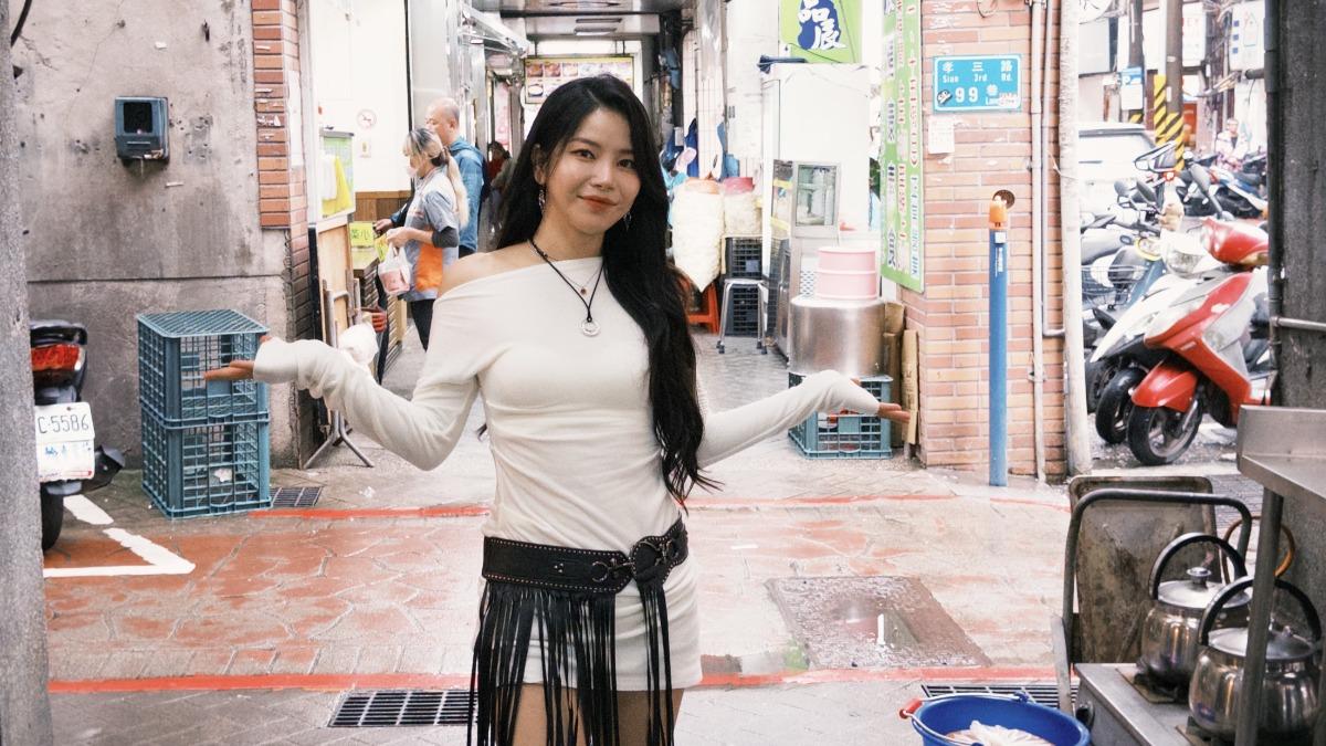 野生韓團女神現蹤基隆!街邊狂嗑美食被拍 與店家親切互動曝光