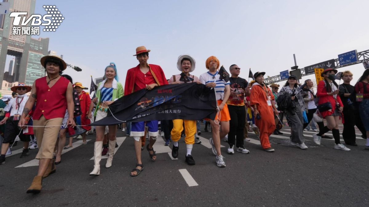 直擊/媽祖護航《航海王》梅利號駛進港都! 「魯夫、索隆、娜美亮相」萬人搶拍