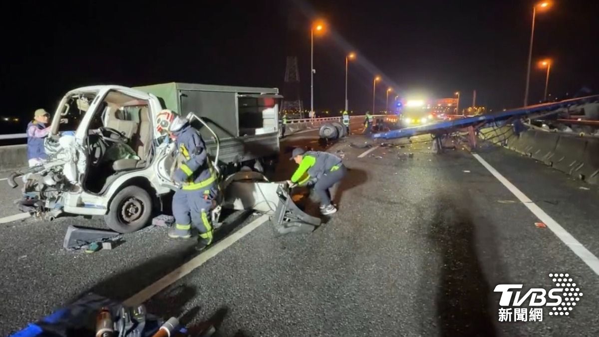 快訊/台74線霧峰段拖板車墜橋「駕駛拋飛慘死」 另1人搶救中