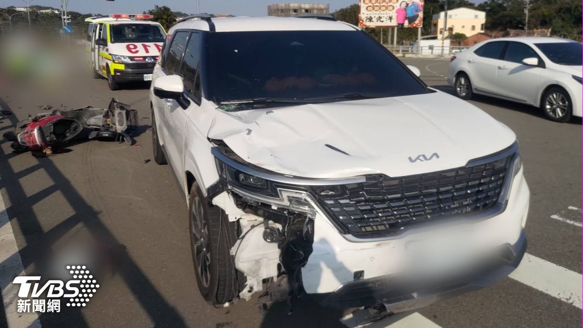 有片/苗栗平安大橋死亡車禍!汽、機車猛撞 7旬翁傷重不治