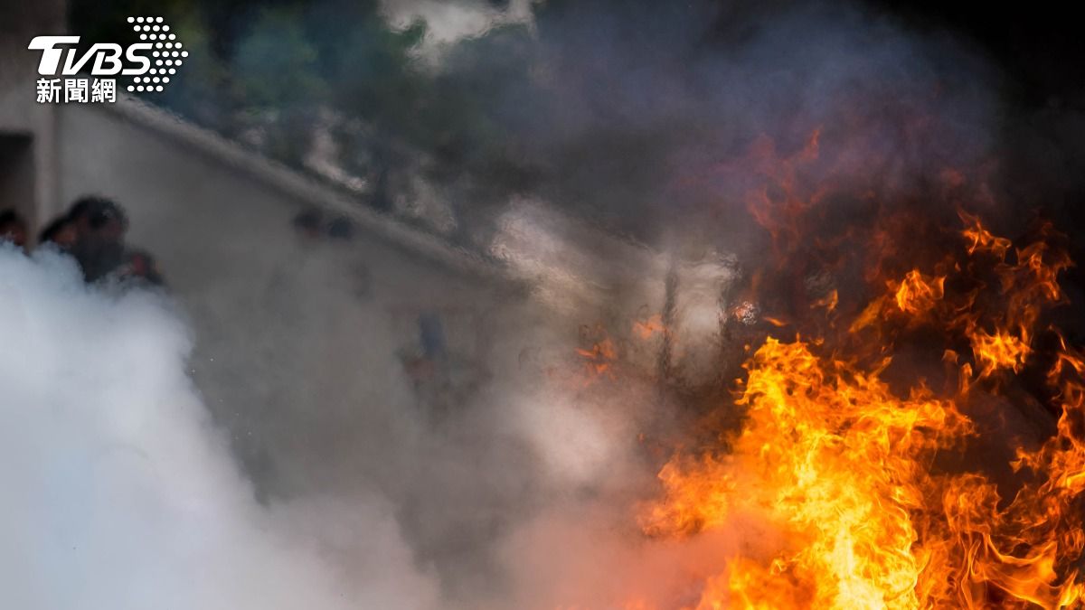 基隆透天厝暗夜惡火!堆滿雜物「2樓全燃燒」 幸無人傷亡