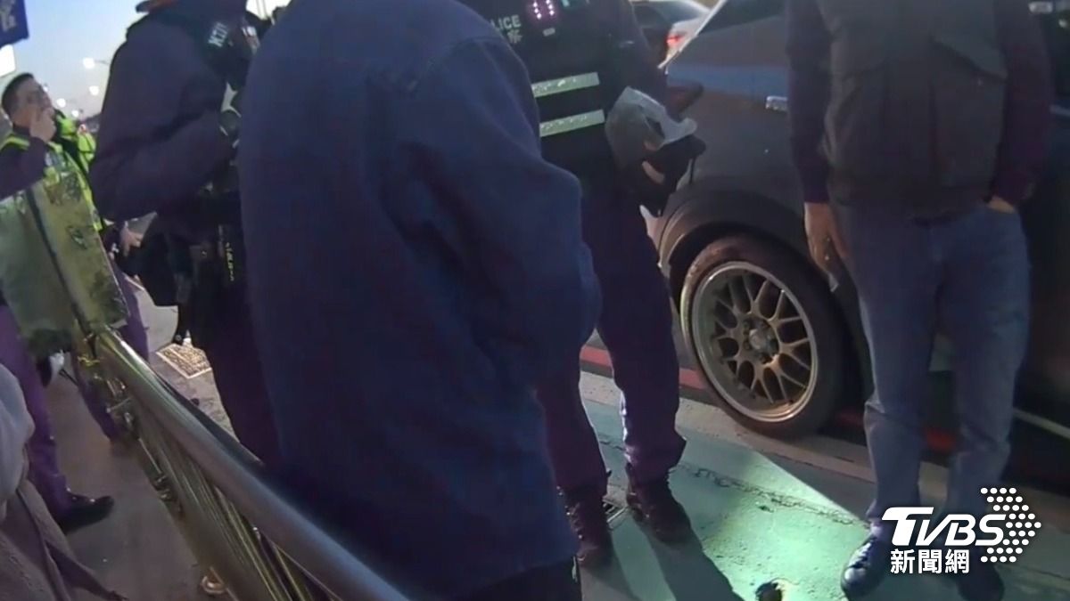 搶道互不相讓!淡水兇悍女「掏槍威嚇」被逮 副駕老母嚇傻