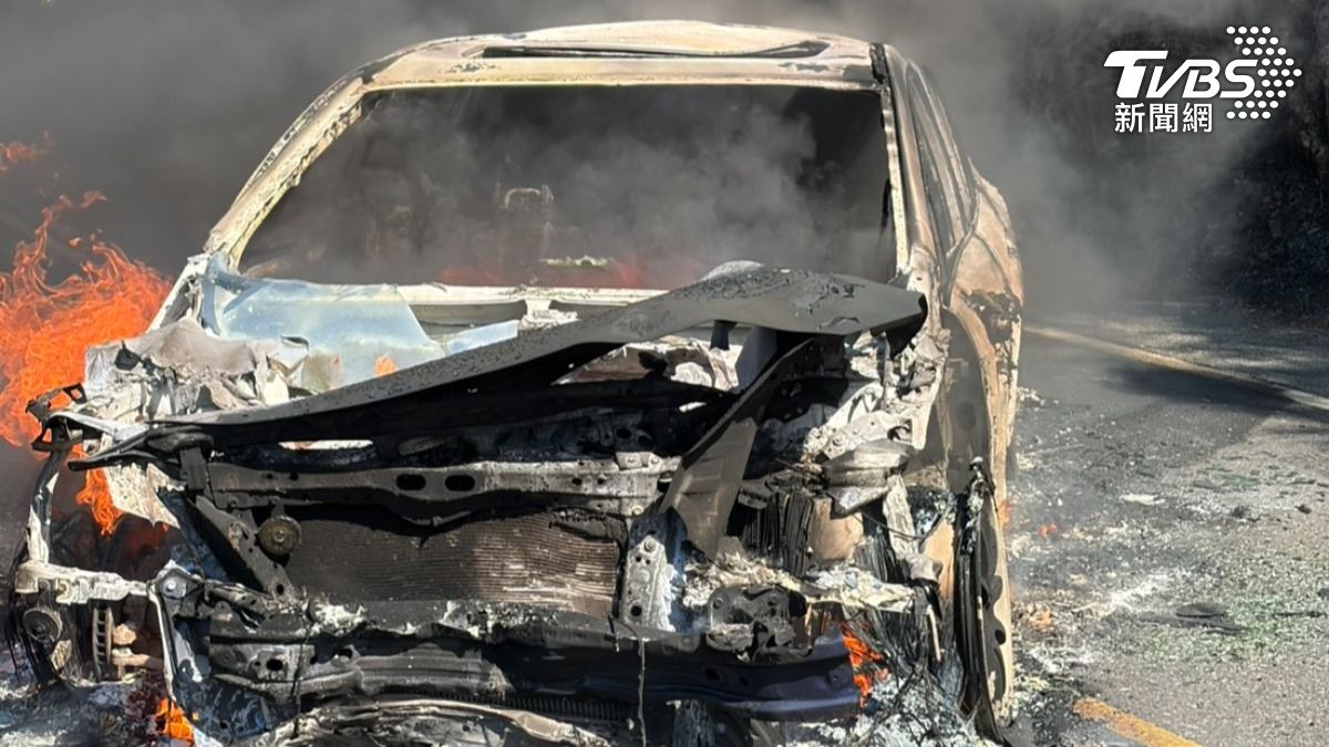 快訊/北宜汽車自撞護欄「瞬間起火」 駕駛急逃慘況曝