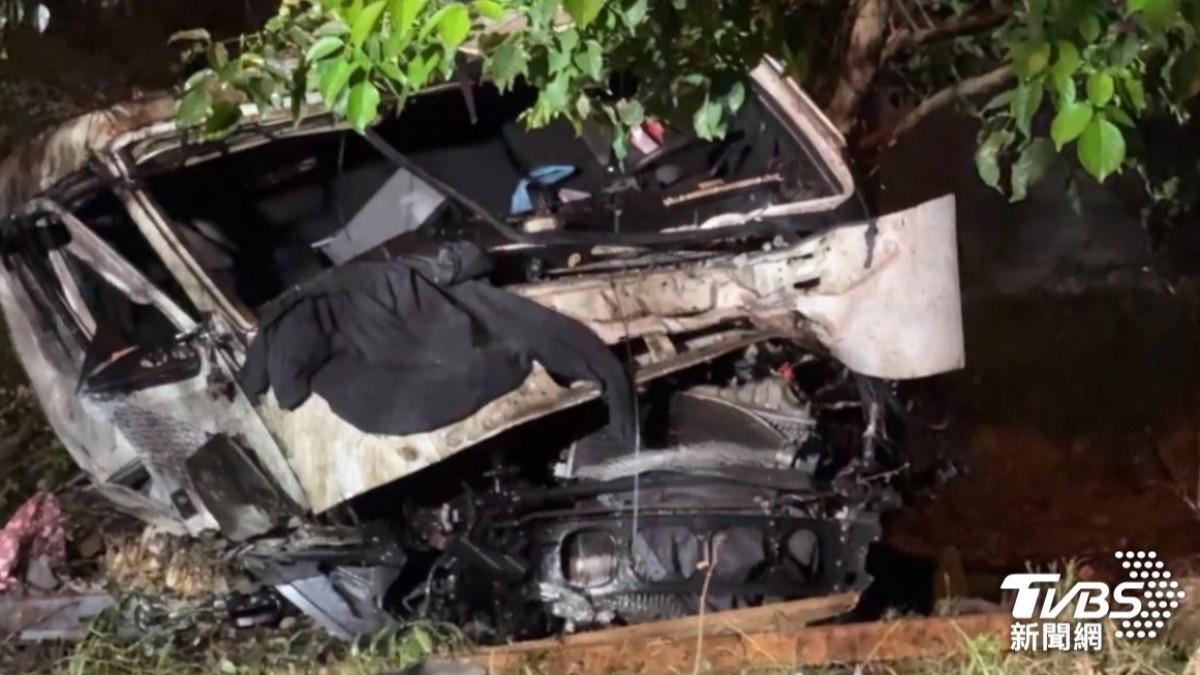 國3聯結車自撞噴飛!車頭掉落10米橋下 5車連撞1死1傷