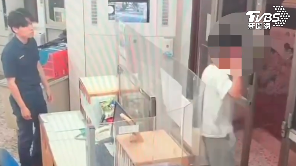 員警傻眼!醉漢走進派出所「突轉身比中指」 慘遭移送法辦