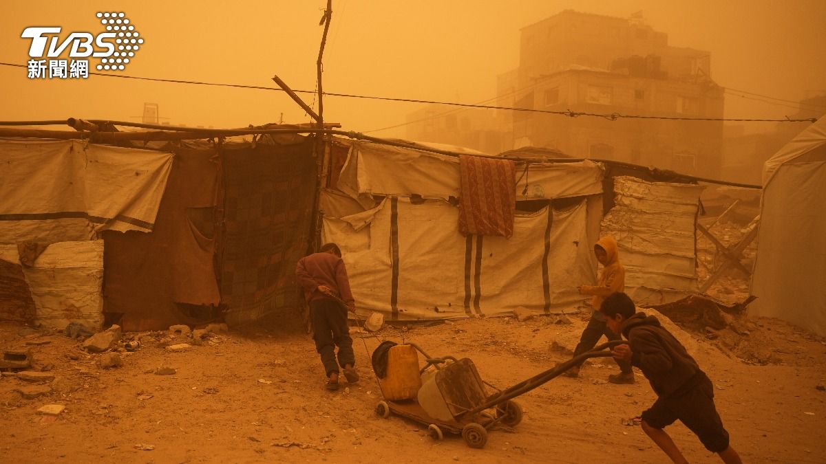 影音/沙塵暴來襲!加薩童「以塑膠袋套頭」 八級陣風吹掀帳篷