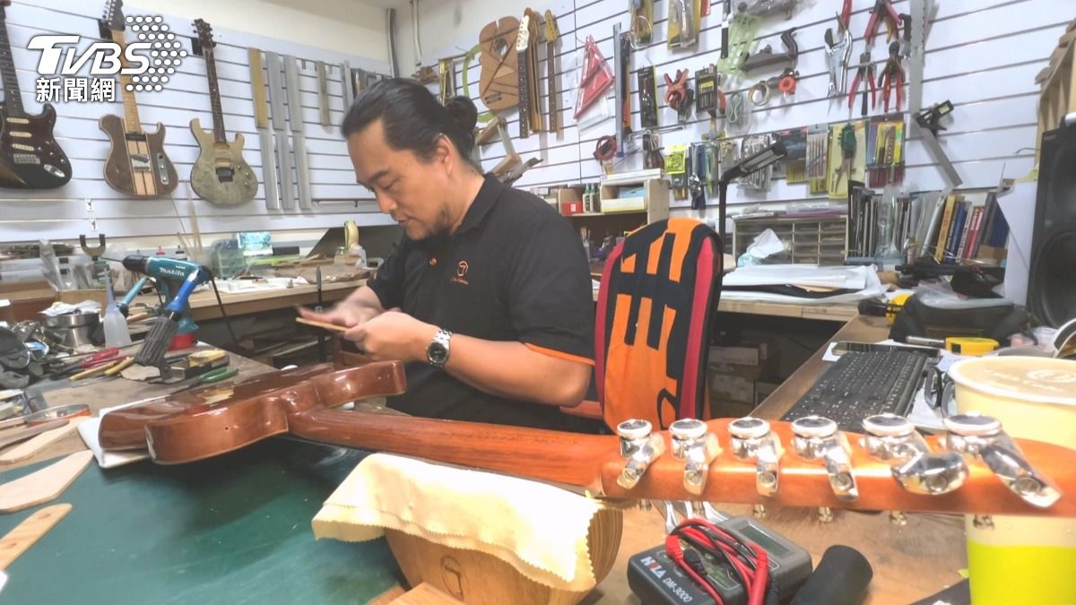 獨/「從木頭製成電吉他」老闆花光積蓄3年學藝只為愛