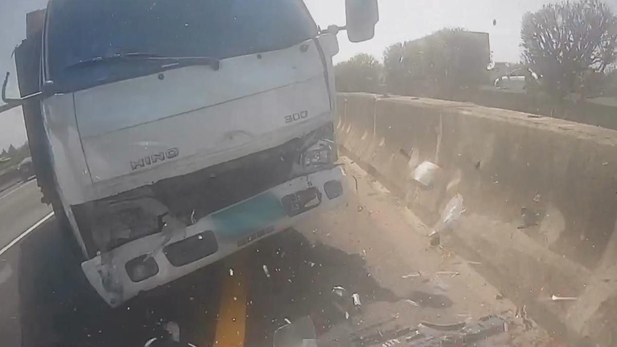 國一嚴重四車連撞!轎車遭小貨車追撞成夾心餅 釀3傷