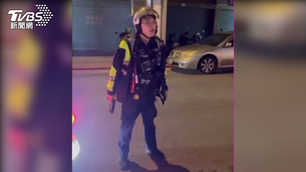 影音/女騎士違規挨罰哭著回家!家人衝下樓理論 警亮電擊槍警戒