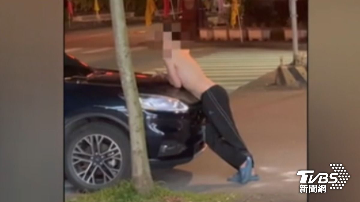 闖超商偷噴霧「沿街狂噴」又砸車!趴警車引擎蓋 男挑釁警遭上銬