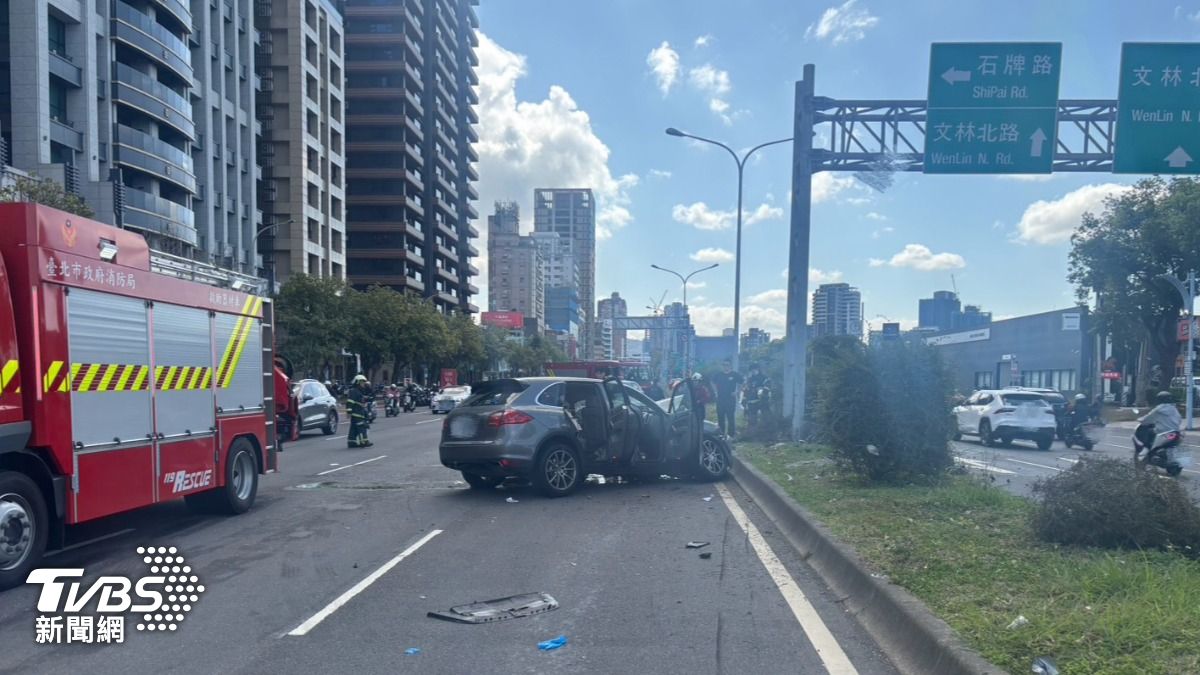 有片/北投嚴重車禍!2車切車道碰撞「猛撞分隔島」釀3傷