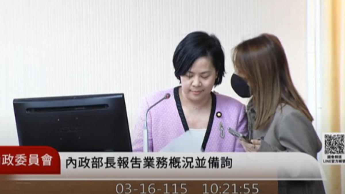 李貞秀「對空氣質詢」陳智菡2度上台咬耳朵 林俊憲笑:想篡位