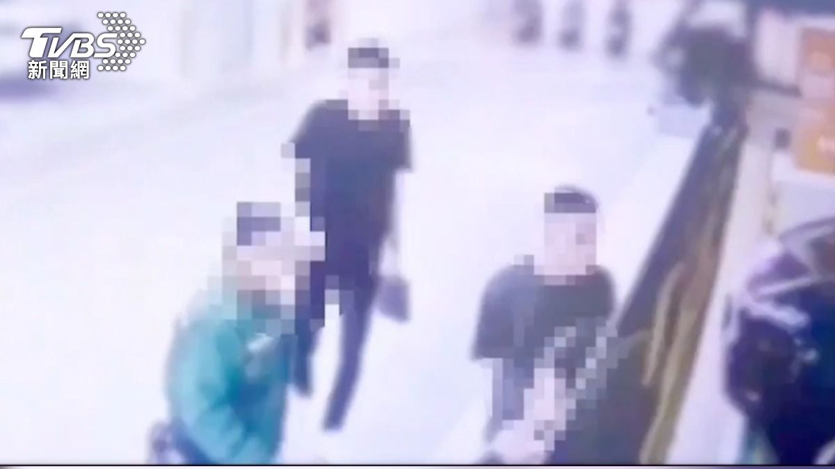 不滿被控跟蹤!南港翁烙2兒助陣 開山刀、空箱朝鄰居頭猛砸