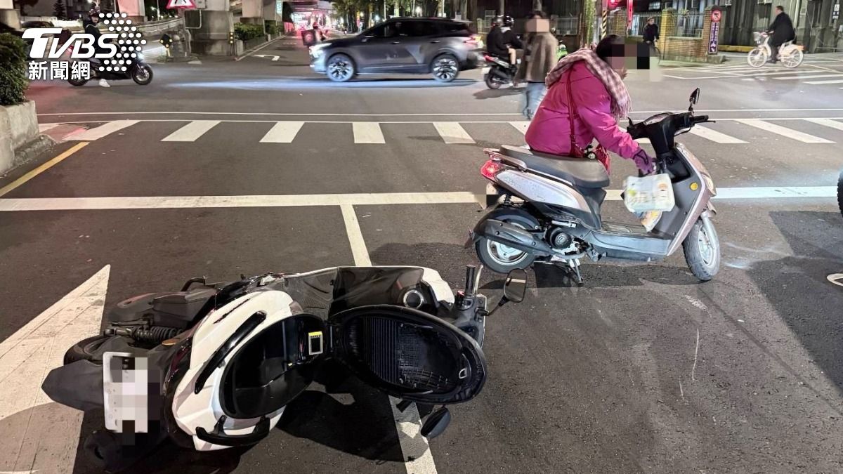 北市連環車禍!25歲男輾到碎石自摔 愛車又遭「恍神婦」追撞