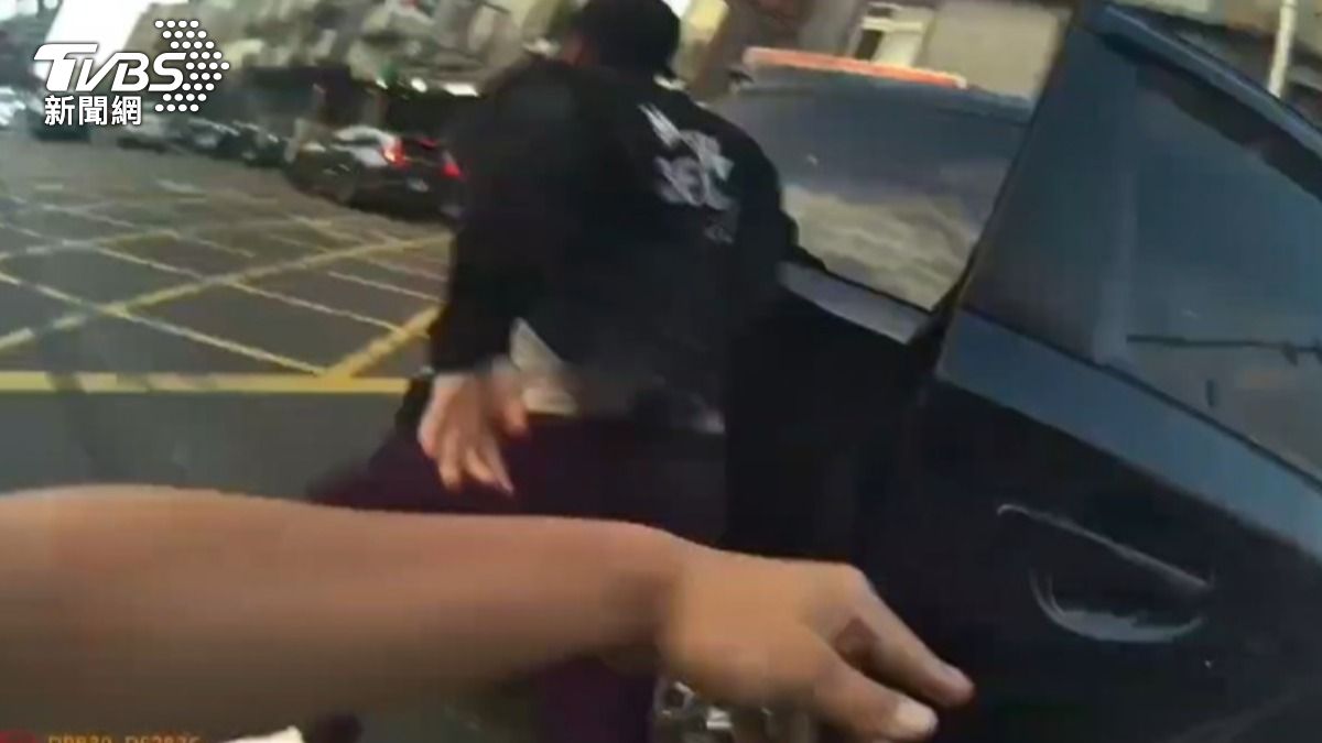 逃逸移工見警秒逃!車流中狂奔 員警「噴辣椒水」撲倒壓制