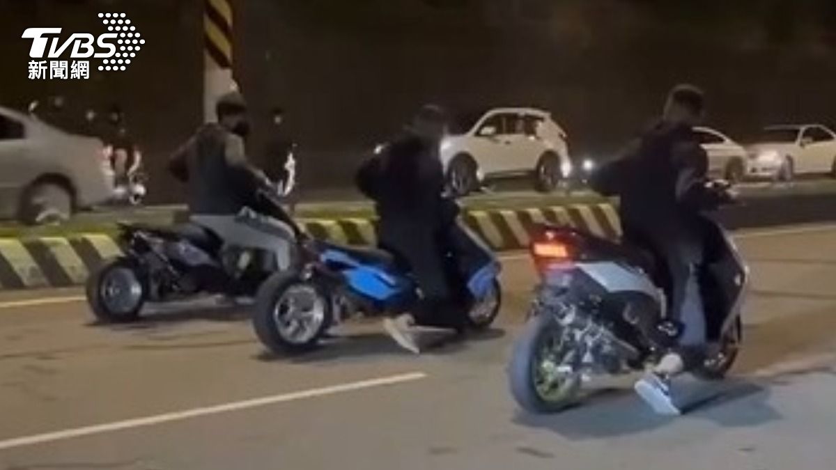 飆車族燒胎狂飆擾民!警追改裝車行 12人遭拘提到案