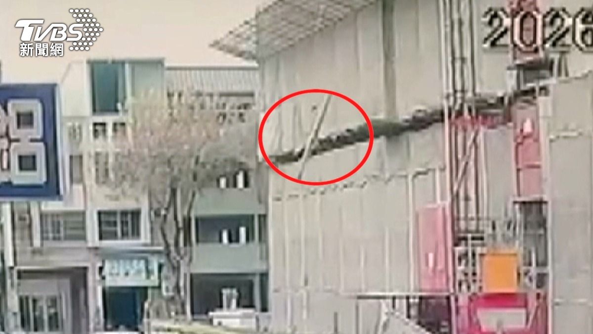 板模工人沒抓穩!鐵條從15樓滑落 砸凹車頂波及對面店家