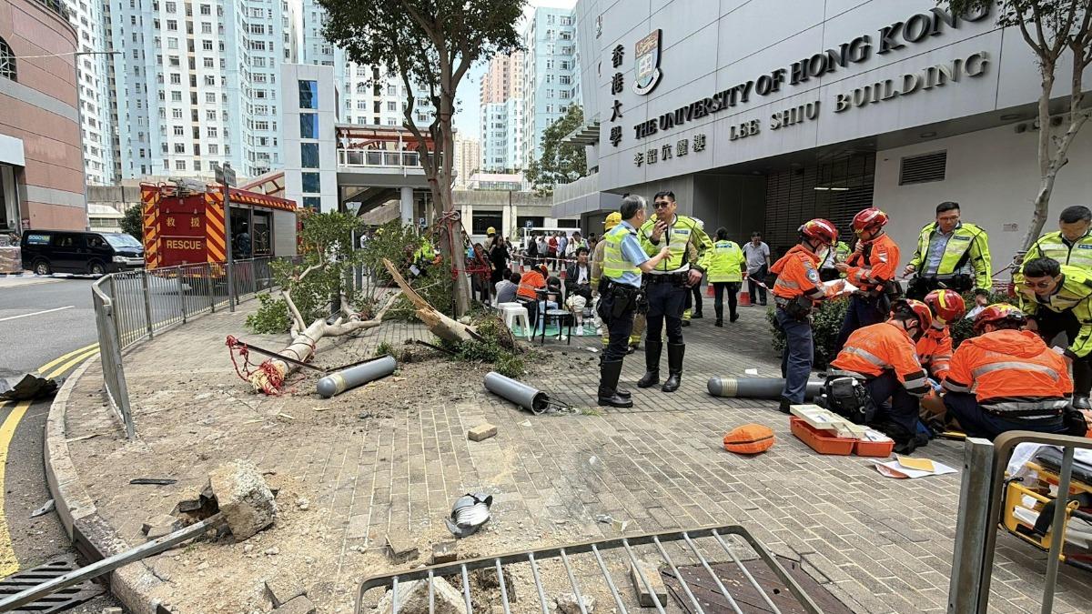 港電動車失控衝人行道!欄杆樹木倒一片 8路人1乘客受傷