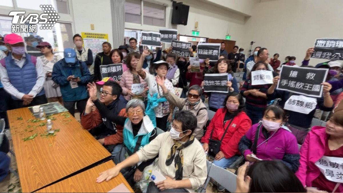 影音/名間焚化爐環評爆衝突!茶農撒茶葉、捶桌抗議 環團咬傷女警遭逮捕