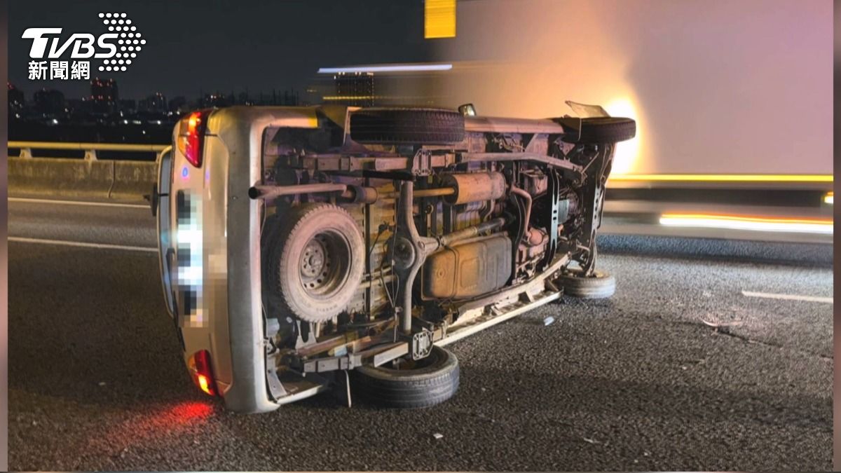 影音/驚悚畫面曝!台74線轎車猛切車道害翻車 台61線機車逆向狂騎