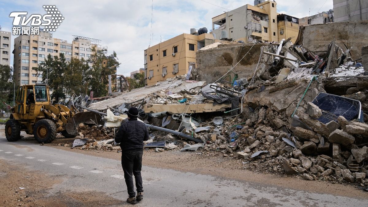 伊朗首射「泥石飛彈」襲以色列!台拉維夫街頭炸巨坑 汽車燒成廢鐵