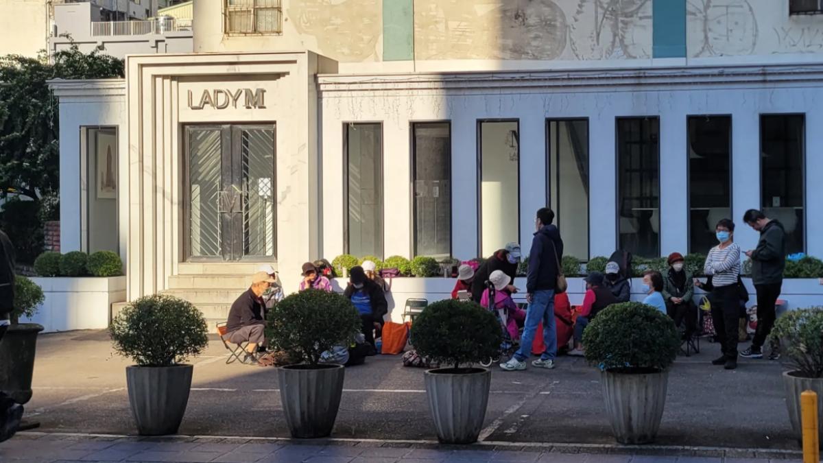 一片炒價千元!Lady M杜拜巧克力千層掀亂象 民眾如喪屍鑽鐵門