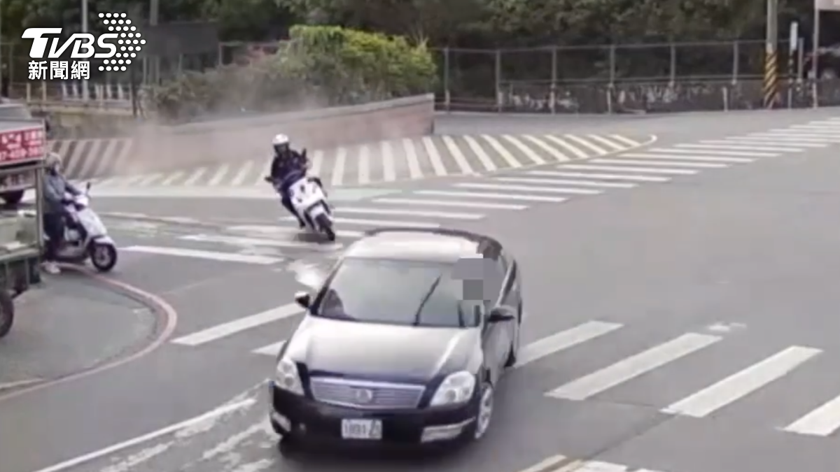 影音/毒品通緝犯拒檢狂飆10公里!連撞2機車 爆胎才落網