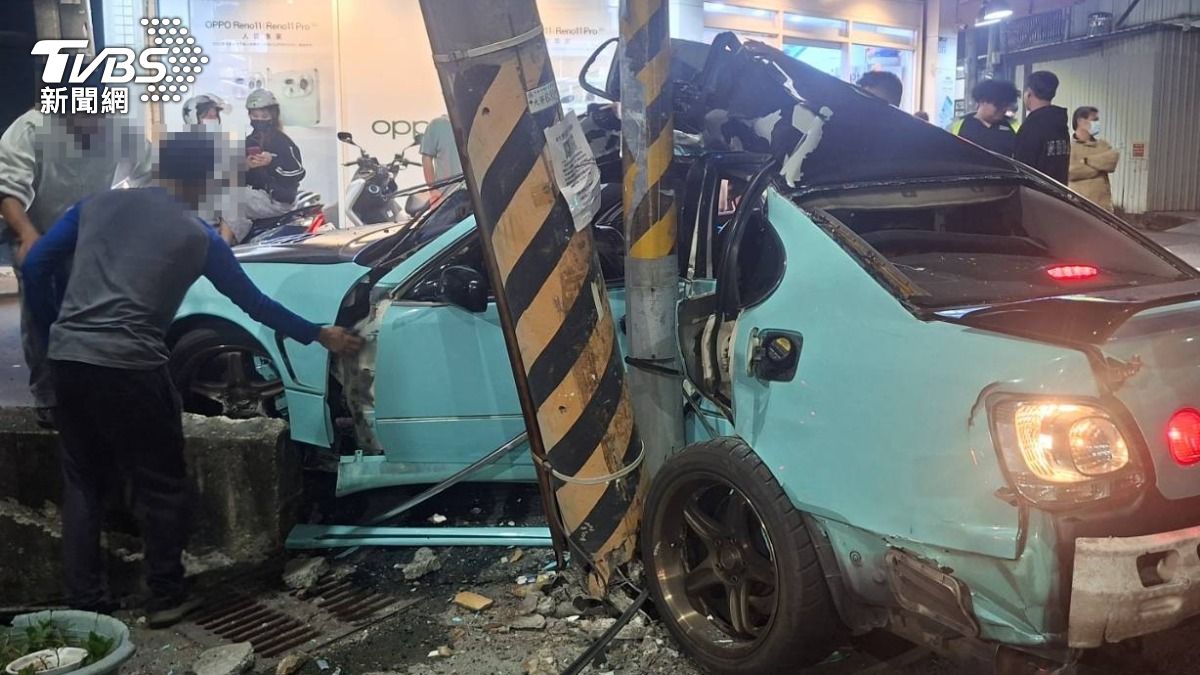 高雄轎車高速撞電桿「凹成V型」 2人胸腔骨折、肋骨斷