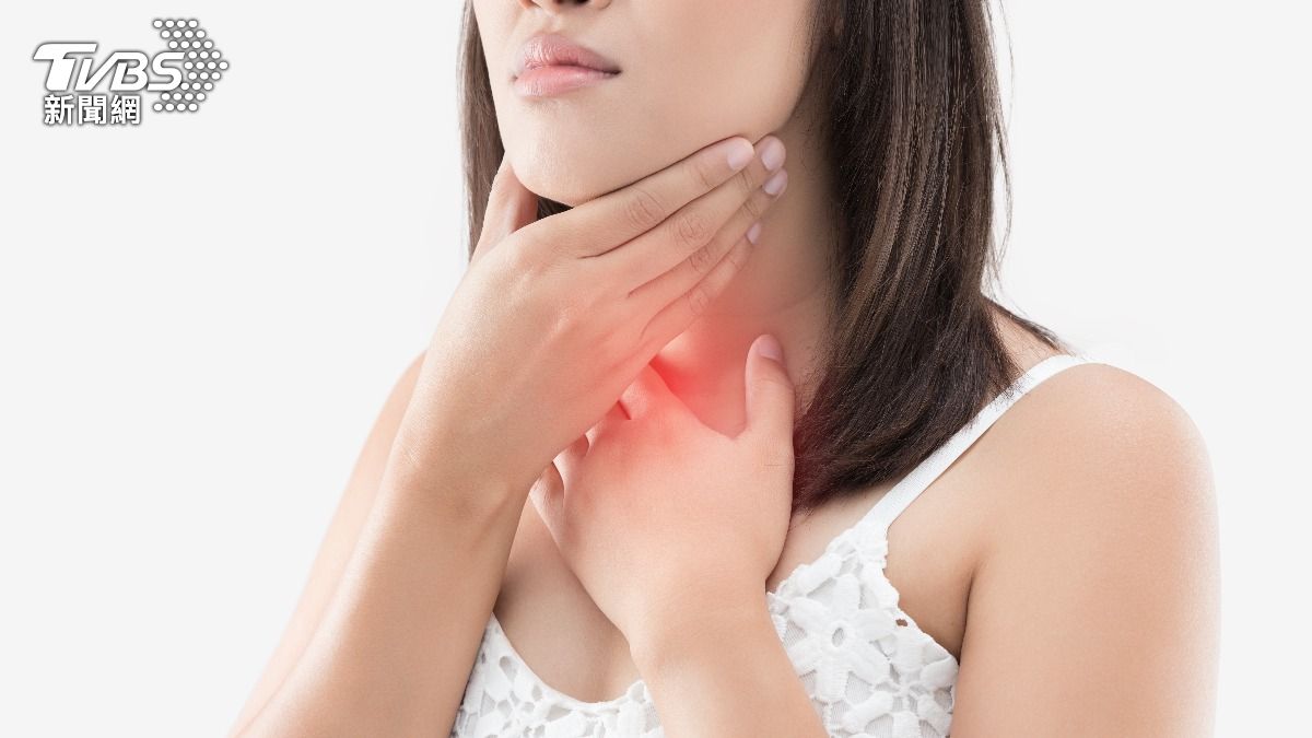突然喉嚨卡卡、吞嚥不順!醫揭「這姿勢是元凶」:你每天都在做