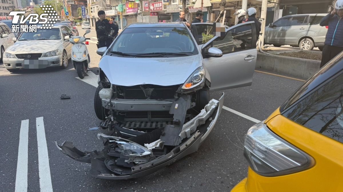 邊開邊吸!中和男毒駕蛇行當碰碰車 衝人行道再擊落小黃