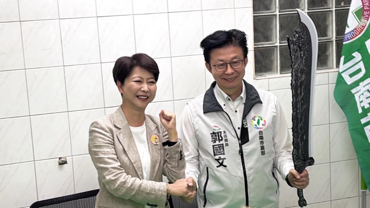 大和解!曬與郭國文「屠龍刀」合照 陳亭妃喊:放下紛擾