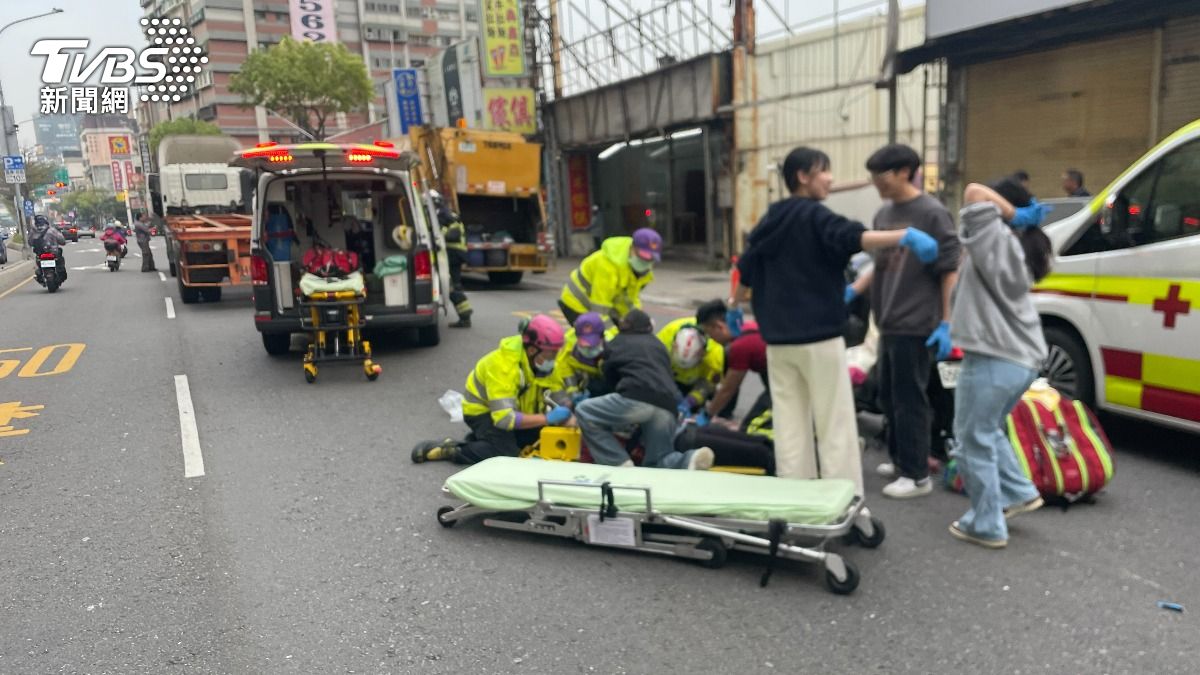 快訊/桃園聯結車機車碰撞 1歲嬰、女子倒地「命危」急救中