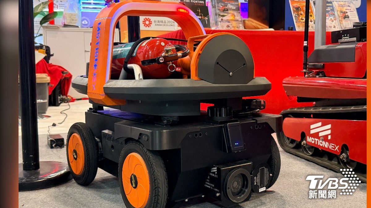 國內廠商自研自製的安防機器人,日前首度亮相。配備的環景鏡頭能協助360度空間巡檢;同時搭載國際大廠的熱顯像儀,即時偵測區域內的熱源並回傳畫面。而相對少見的聲學相機,則可以感應爆炸聲響並進行追蹤。