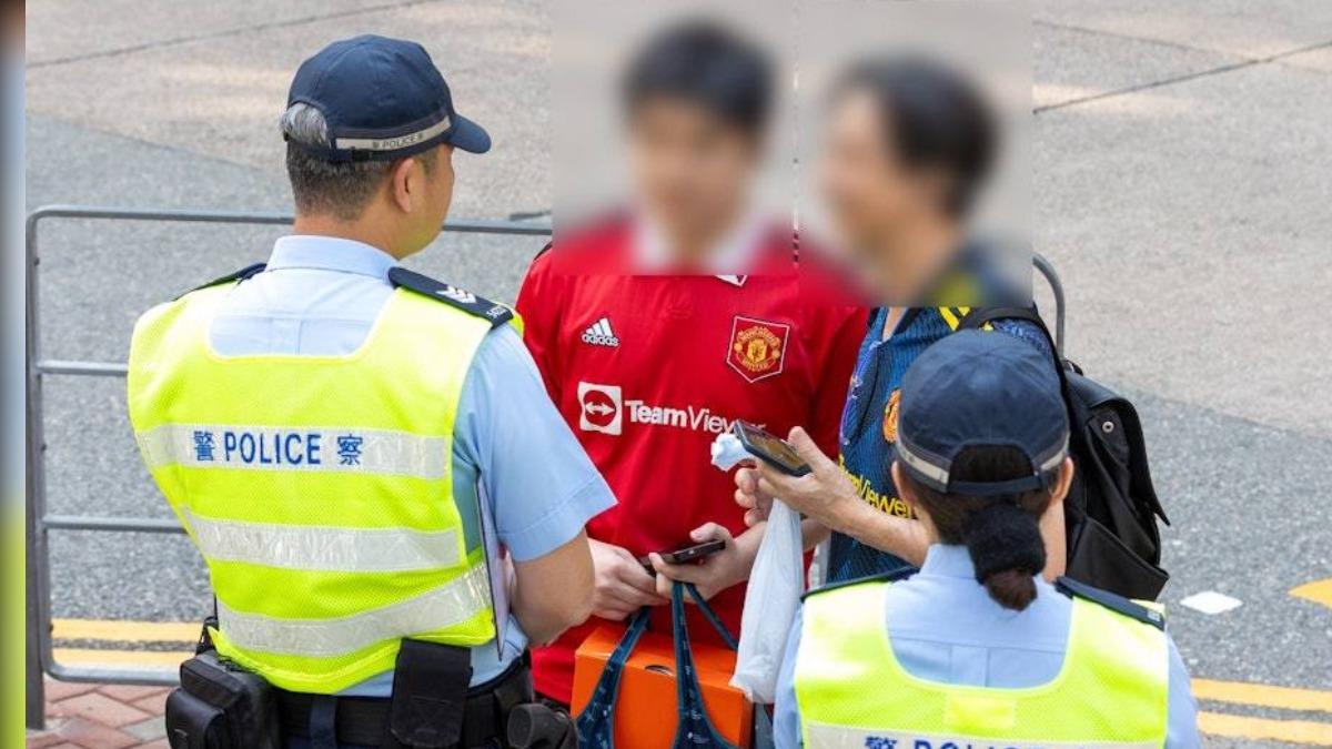 警方自17日起展開為期兩週的取締行動,針對行人違規穿越馬路等行為加強取締。(圖/香港01)