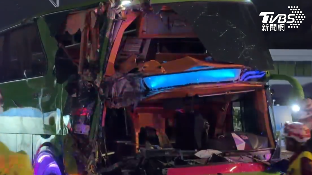 駕駛疑恍神!桃園遊覽車猛撞大貨車釀19傷 公路局今急查業者