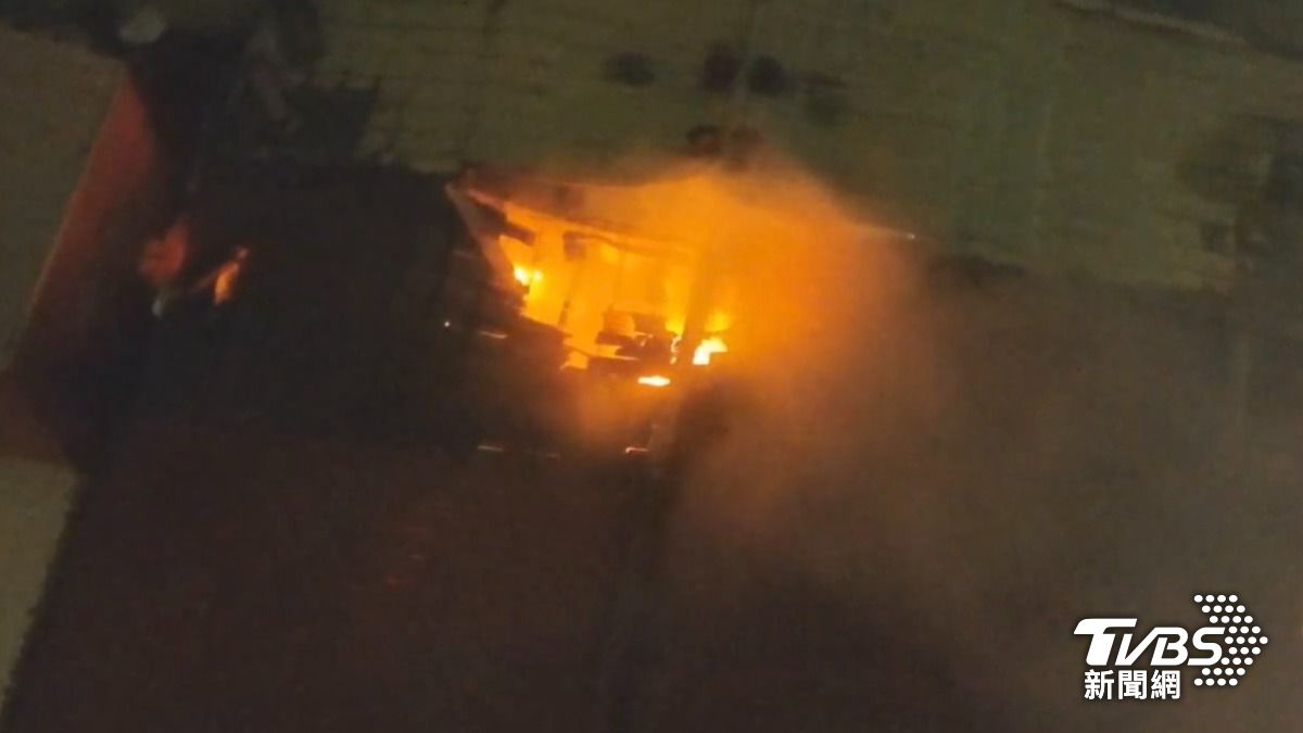 中和印刷廠深夜大火「狂燒200平方公尺」 3工廠遭波及