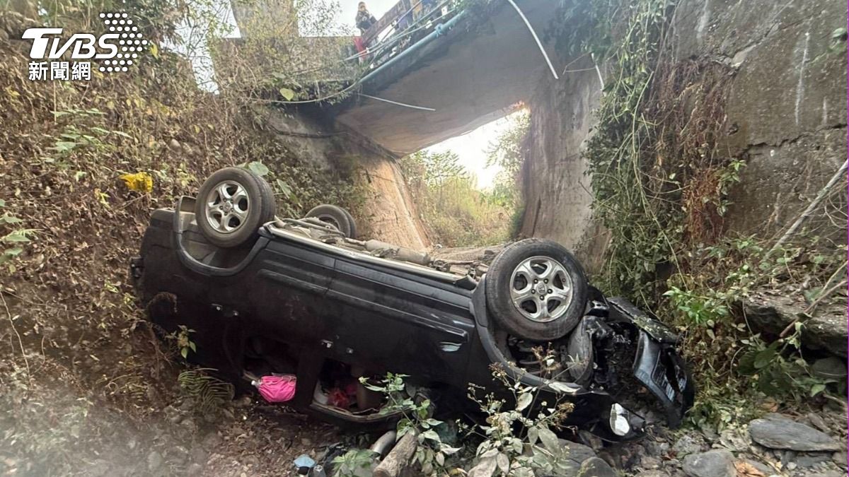 友誼真翻車!屏東轎車自撞墜橋留1女 4同伴沒義氣全跑光
