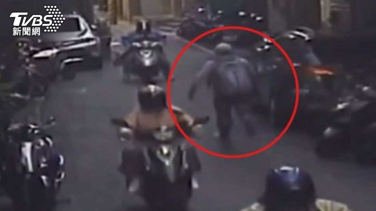 假投資詐騙約面交10萬!車手打開袋子驚見「玩具鈔」 警埋伏秒逮人