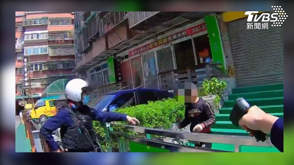 影音/板橋驚悚追捕!黑衣男闖幼兒園 警持辣椒槍包夾壓制