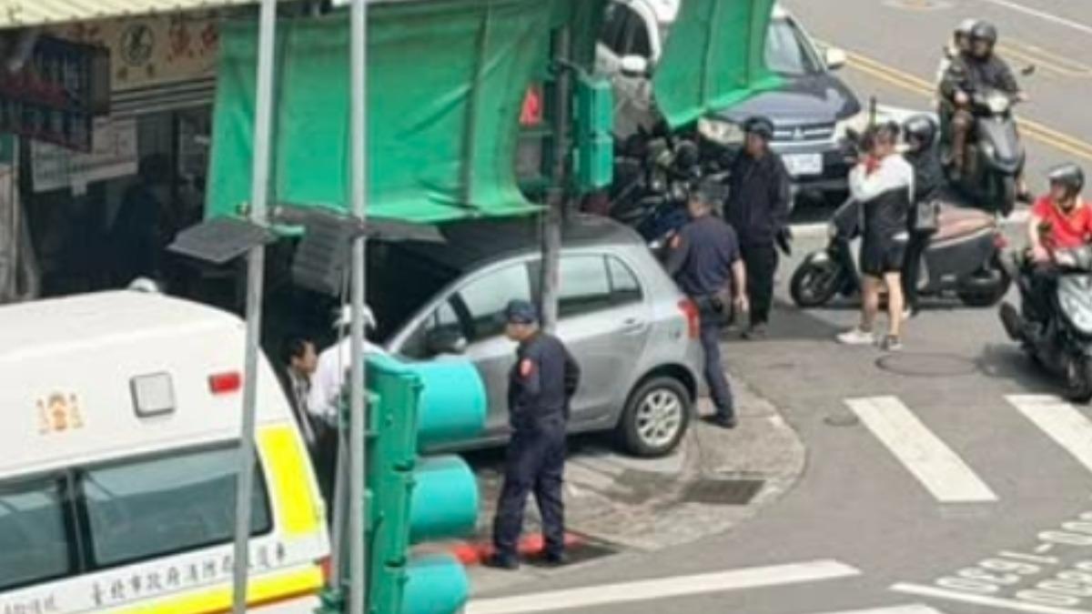 快訊/信義區轎車衝撞市場 知名麵攤毀損釀2傷