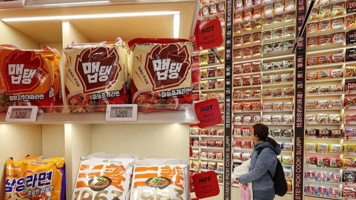 首爾最新打卡點!明洞3米泡麵牆登場 伴手禮、美妝一次買齊