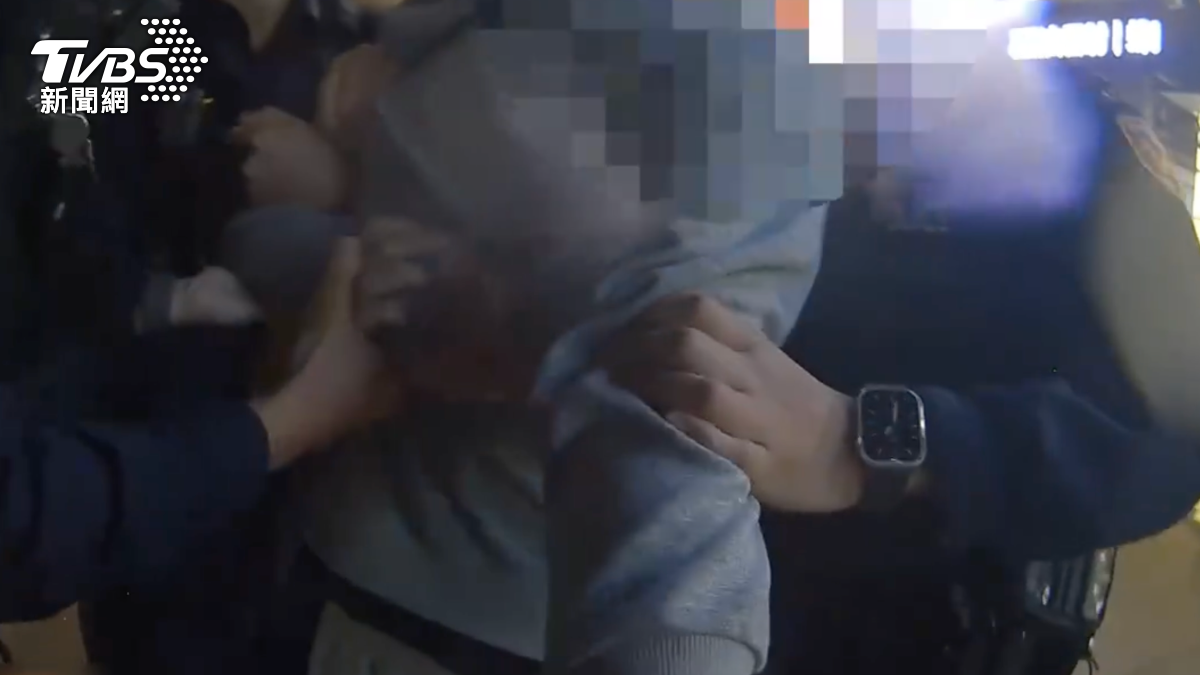 女與友人吵架忠孝東路亂踢「誤傷路人」 波及醉男他狂罵警遭管束