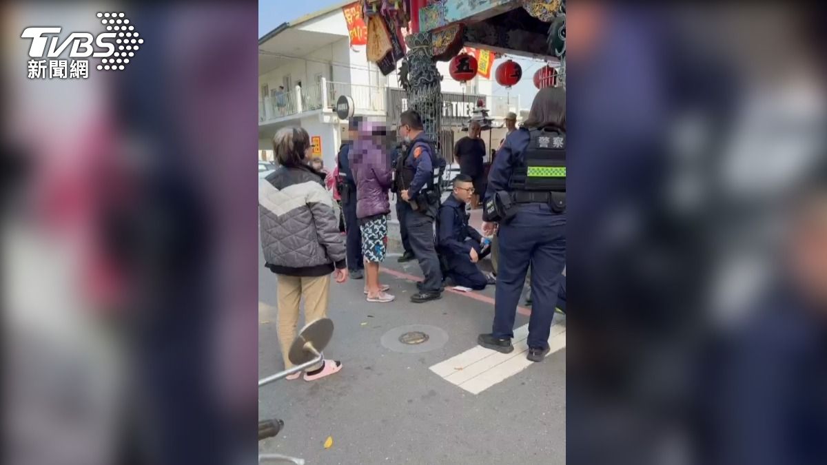 影音/毒駕撞爛男棄車落跑 姐姐「胸撞警察」偷藏喪屍菸彈