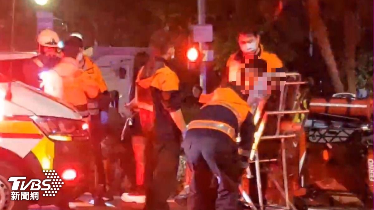 有片/監察院前轎車闖紅燈攔腰猛撞計程車 5乘客衰波及全送醫