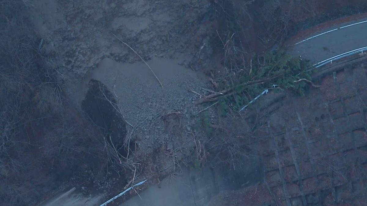 日本靜岡大規模山崩!70米高土石吞沒縣道 80人受困溫泉區