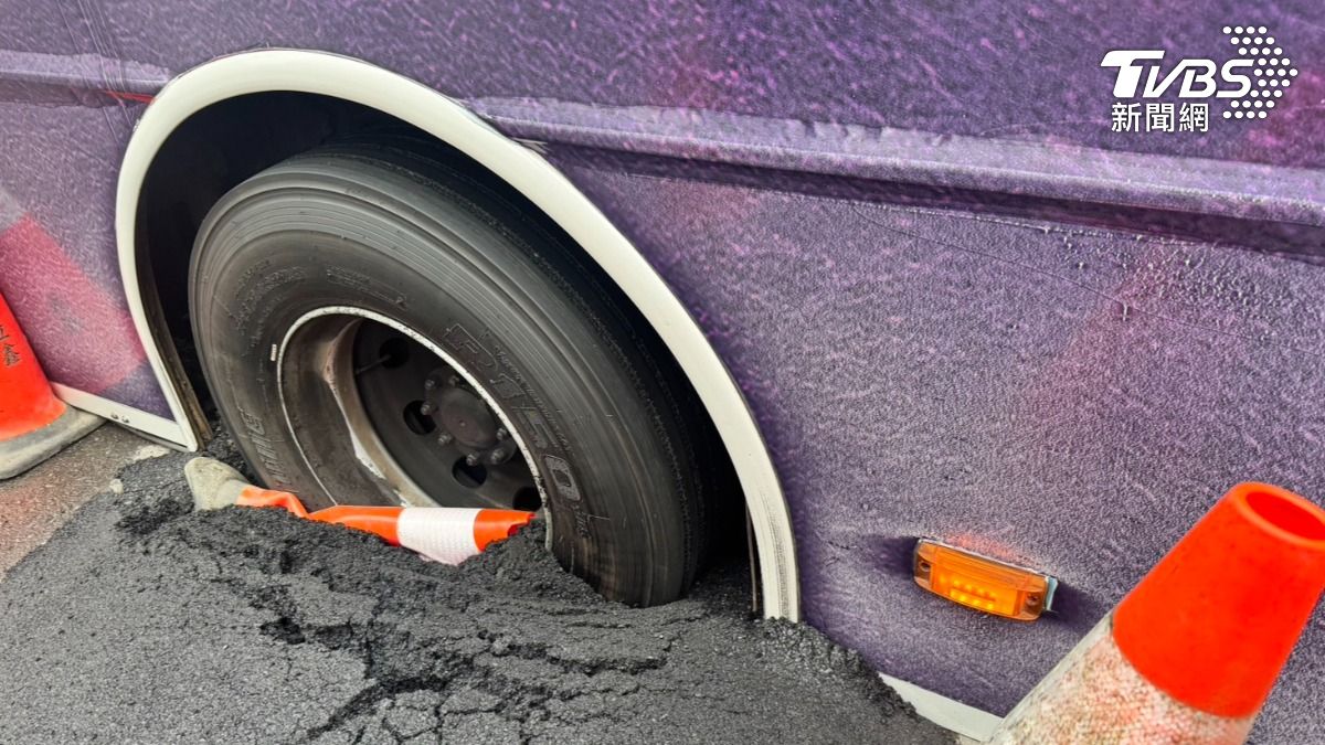 瀝青沒乾!林口公車轉彎突卡死 車輪陷進柏油路
