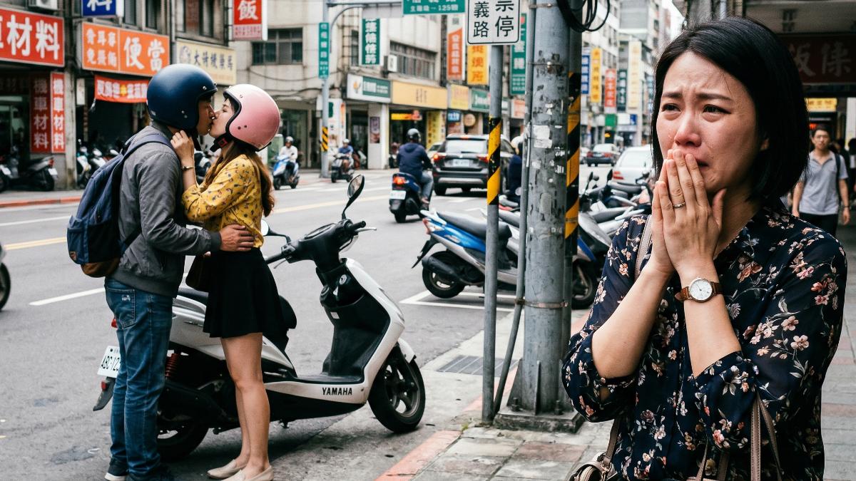 親睹丈夫「戴安全帽熱吻小三」 新北人妻心碎提告敗訴原因曝