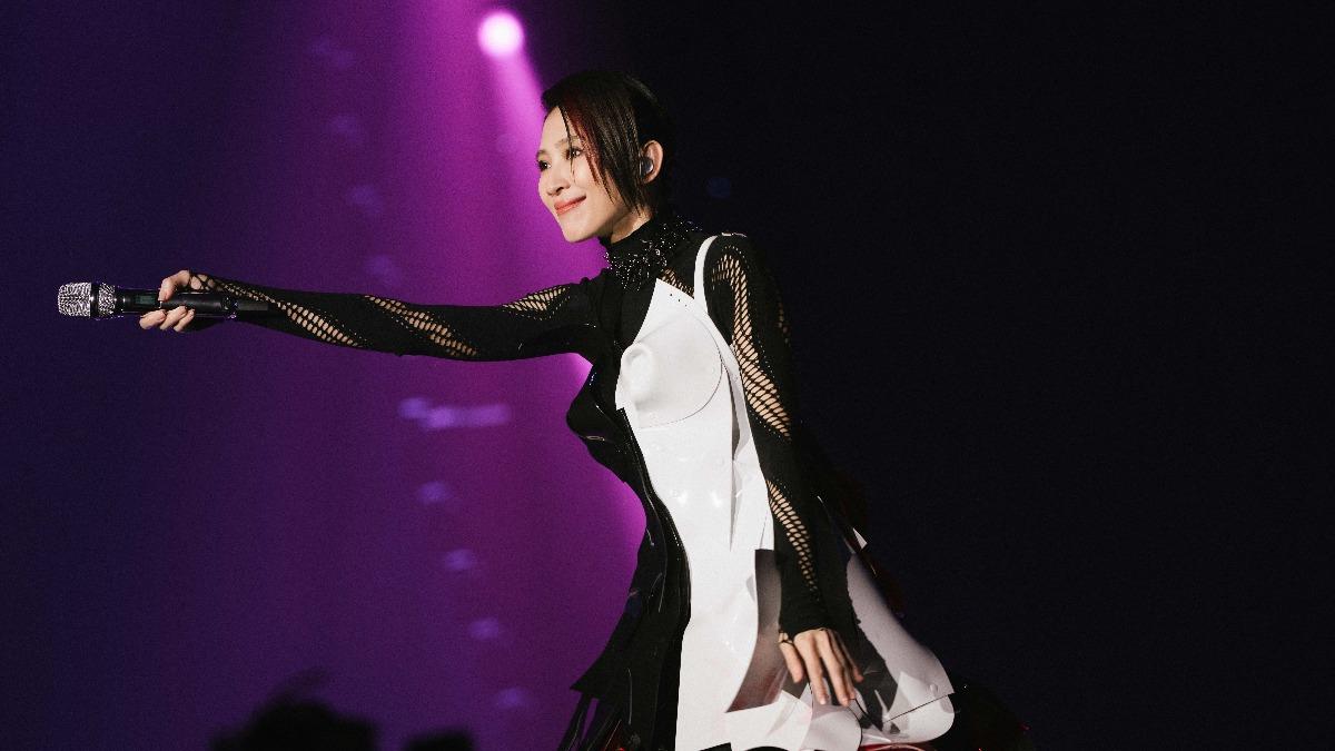 金曲歌后胸前「兩座高峰」全被看!苦笑:但是有點空